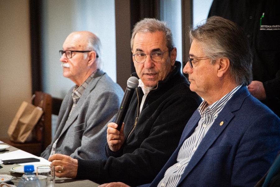 Crespo (C) e Gede&atilde;o (D) no lan&ccedil;amento do Guia de Remates da Temporada de Primavera Ga&uacute;cha, na sede da Farsul. Ao fundo, o diretor administrativo da Farsul, Francisco Schardong