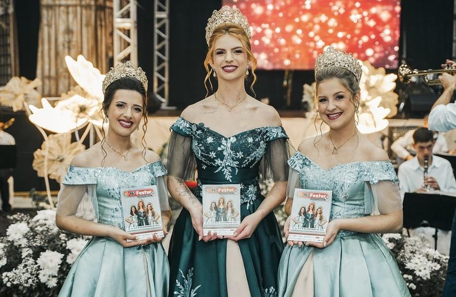 Al&eacute;m do lan&ccedil;amento da Festur, a noite tamb&eacute;m marcou a apresenta&ccedil;&atilde;o dos novos trajes das soberanas Alice Becker, Kelly Vitoria Kunzler e Ana Carolina de Freitas