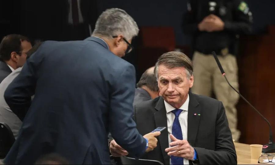A suspeita consta no relat&oacute;rio no qual a Pol&iacute;cia Federal indiciou Bolsonaro e seu filho