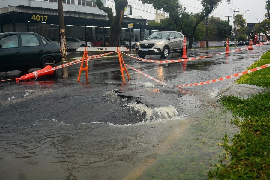 Chuva em excesso provocou a abertura de uma cratera na avenida Ipiranga