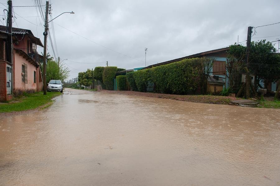Esquina alagada na rua T&uacute;nel Verde com a rua dos Ciprestes, no bairro Ponta Grossa