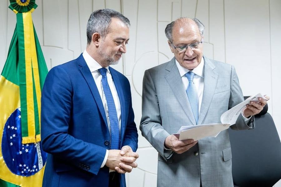 Entre os produtos em pauta na Cidade do M&eacute;xico pelo presidente da Conab, Edgar Pretto (E), e o vice-presidente, Geraldo Alckmin (D), est&atilde;o carnes de frango, bovina e su&iacute;na, ovos, arroz, feij&atilde;o, caf&eacute; e farelos destinados &agrave; nutri&ccedil;&atilde;o animal