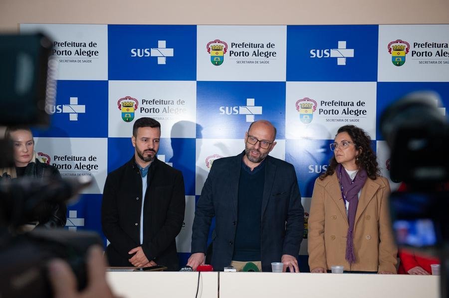 O secret&aacute;rio Fernando Ritter e equipe da Secretaria Municipal da Sa&uacute;de (SMS) fazem pronunciamento sobre as a&ccedil;&otilde;es da Vigil&acirc;ncia Sanit&aacute;ria em Porto Alegre