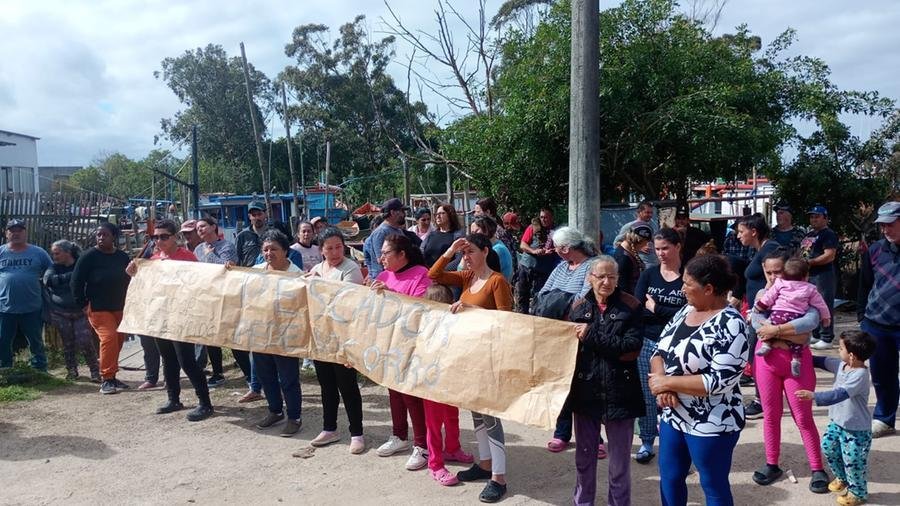 Com um cartaz &ldquo;pedindo socorro&rdquo;, o grupo afirma estar h&aacute; meses sem receber o valor
