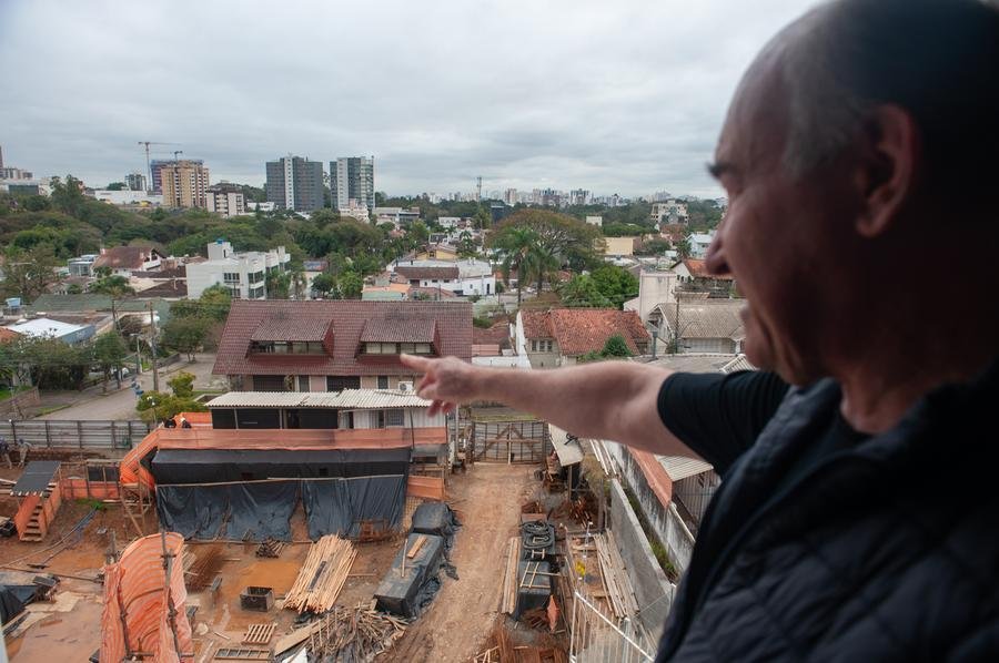 Moradores do bairro Tr&ecirc;s Figueiras, em Porto Alegre, apontam danos estruturais em seus im&oacute;veis possivelmente causados por empreendimento imobili&aacute;rio na regi&atilde;o | Wladimir Omiechuk, diretor da Associa&ccedil;&atilde;o de Moradores e Amigos do Bairro Tr&ecirc;s Figueiras (Amatres)
