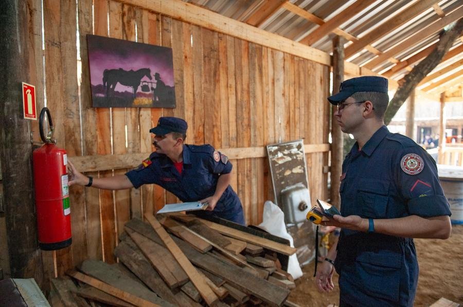 O Corpo de Bombeiros realiza vistoria nos piquetes do Acampamento Farroupilha para aprova&ccedil;&atilde;o do Plano de Preven&ccedil;&atilde;o de Inc&ecirc;ndios (PPCI)