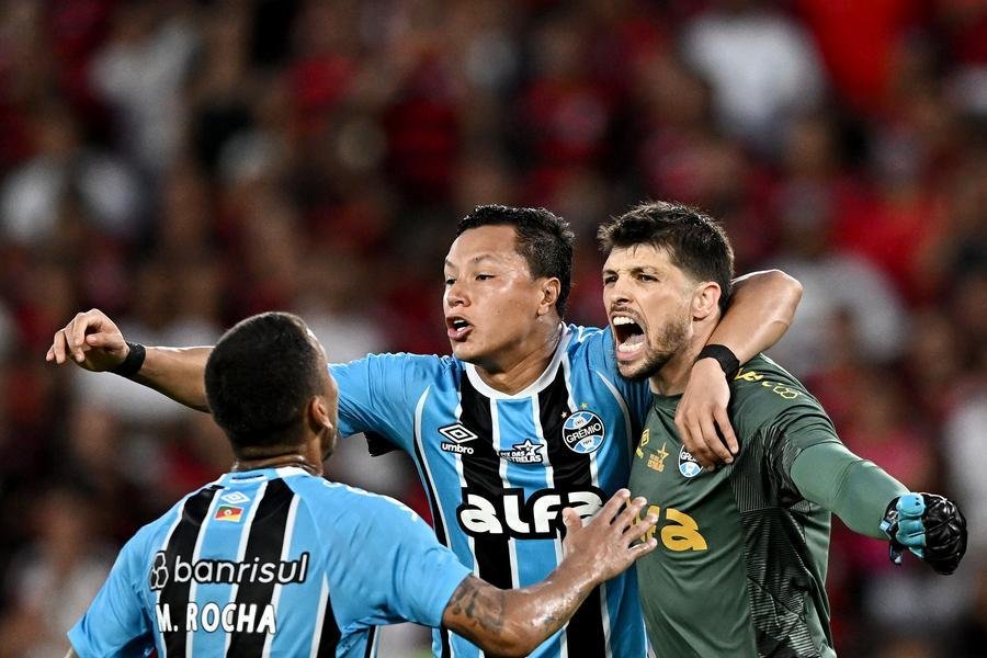 Volpi comemora com os companheiros o empate com o Flamengo