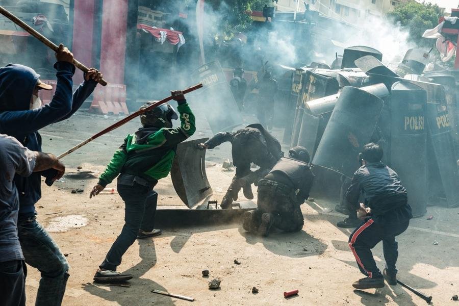 Pessoas entram em confronto com a Pol&iacute;cia, durante protestos