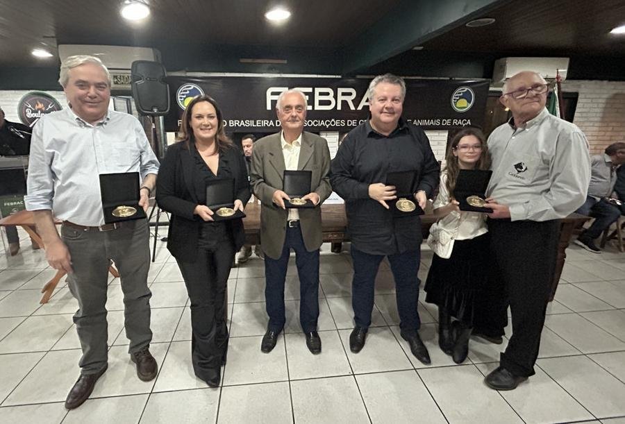 Febrac realizou a entrega da medalha Paulo Brossard, honraria que reconhece figuras de destaque na agropecu&aacute;ria