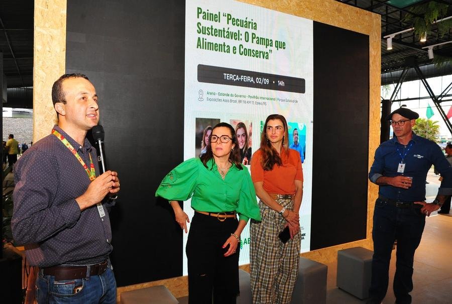 Pesquisador Jackson Brilhante abriu o painel no estande do governo do Estado