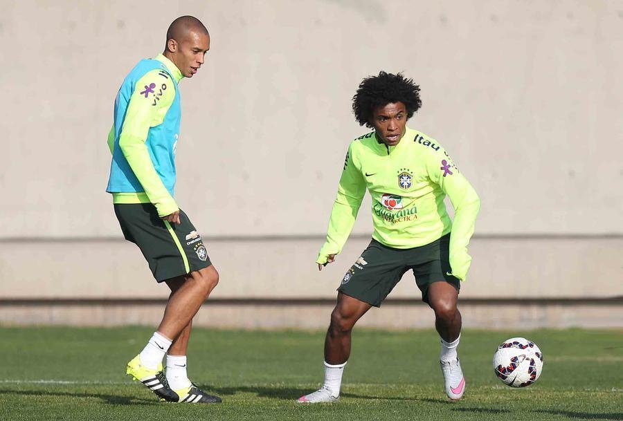 Willian aparece com camisa do Gr&ecirc;mio no site da CBF antes de ser anunciado