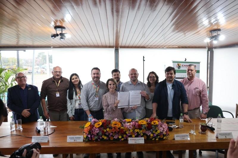 A Secretaria da Educa&ccedil;&atilde;o e o Irga assinaram na Expointer o protocolo de inten&ccedil;&otilde;es para a instala&ccedil;&atilde;o da Esta&ccedil;&atilde;o Experimental em Dom Pedrito