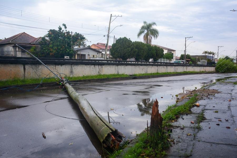 Queda de poste na Avenida Sarandi em Porto Alegre