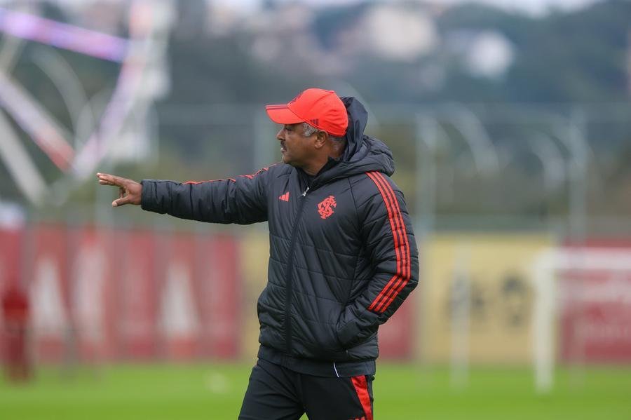Roger pensa em mexer na equipe para o restante do Brasileir&atilde;o