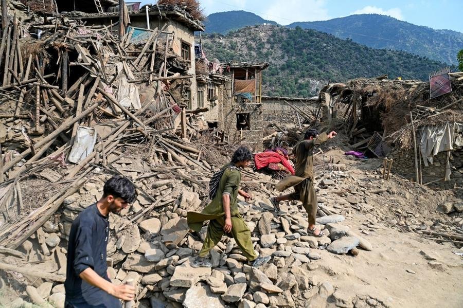 Terremoto de magnitude 6 que atingiu o leste do Afeganist&atilde;o na noite de domingo deixou mais de 2.200 mortos
