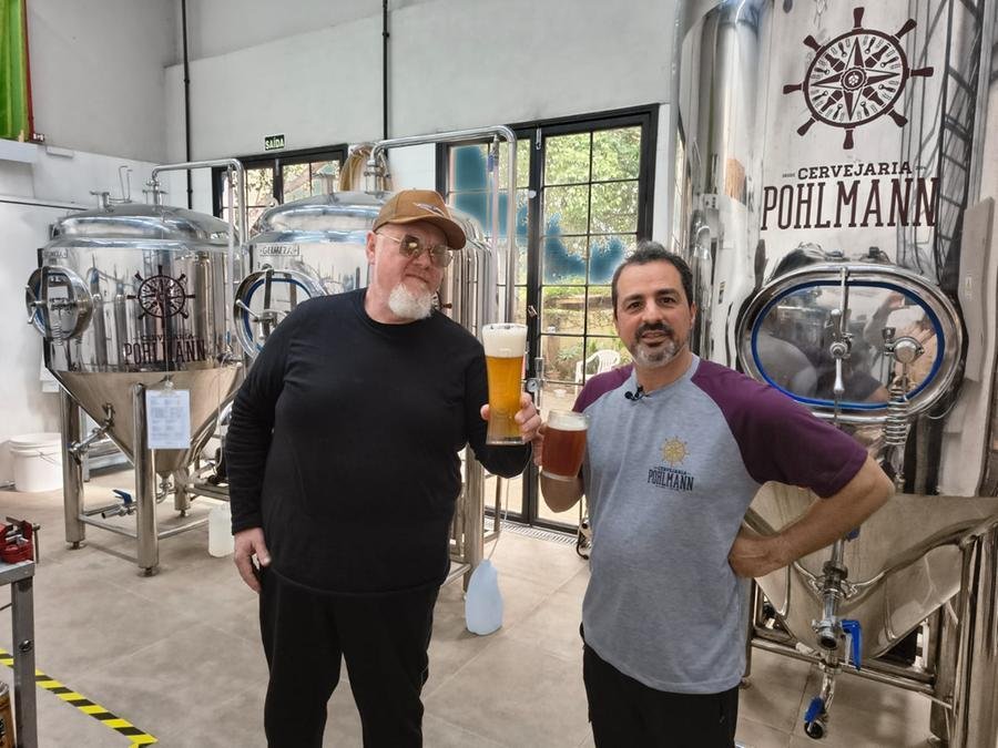 Sady Homrich e Luciano Pohlmann brindando ao Degusta&ccedil;&atilde;o Ac&uacute;stica marcado para esta quinta, 4 de setembro, &agrave;s 20h, na Cervejaria Pohlmann