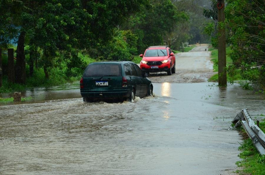 Rua A no Loteamento Jardim Farrapos alagada