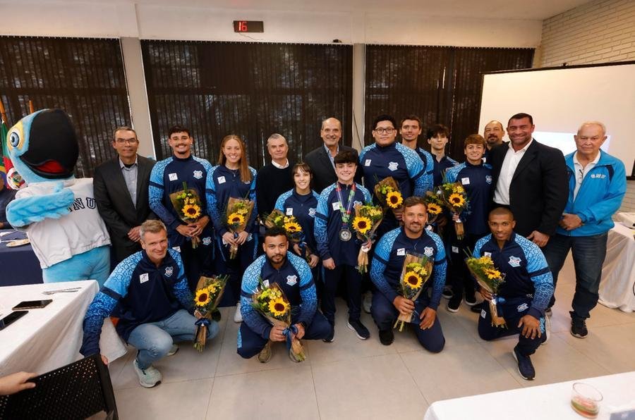 Atletas receberam homenagens do clube nesta quinta-feira