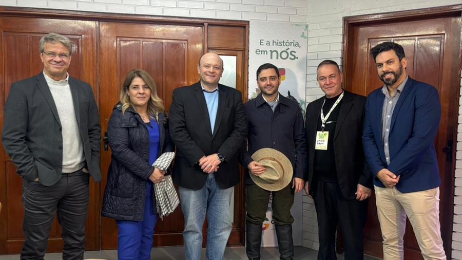 O diretor comercial do Correio do Povo, Jo&atilde;o Muller, a representante da dire&ccedil;&atilde;o executiva do Grupo Record, Katia Izabel de Almeida, o diretor-presidente do Correio do Povo, Marcelo Dantas, o vice-governador, Gabriel Souza, o diretor-presidente da R&aacute;dio Gua&iacute;ba, Claudinei Girotti, e o gerente Comercial da Record TV-RS, Wellington Machado, na casa do Correio do Povo na 48&ordf; Expointer