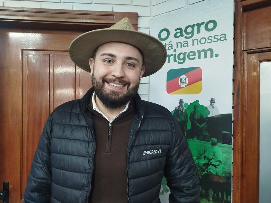 O gerente de desenvolvimento de neg&oacute;cios da Unicred, Arthur Urdapilleta Wagner, em visita &agrave; Casa do Correio do Povo na 48&ordf; Expointer
