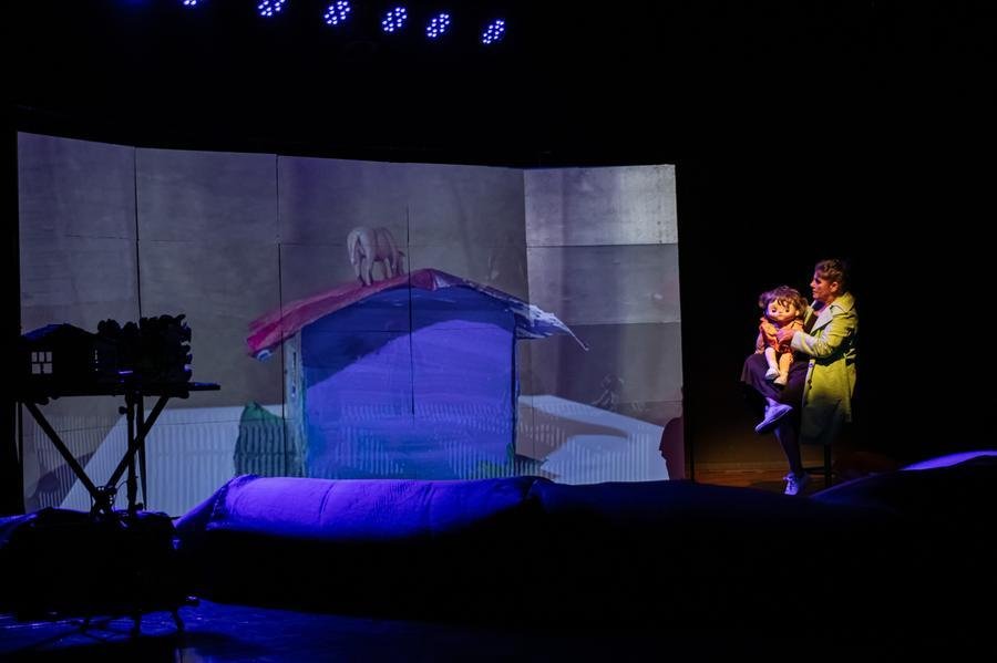 `"A Menina dos Olhos d&acute;&Aacute;gua", do Coletivo Gompa, com atua&ccedil;&atilde;o e manipula&ccedil;&atilde;o de bonecos de Liane Venturella, encerra a Mostra Urgente de Artes C&ecirc;nicas &mdash; o futuro &eacute; agora, no domingo, 31, 16h, na Zona Cultural