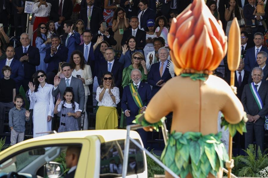 Alguns dos cidad&atilde;os que chegaram &agrave; Esplanada para acompanhar o desfile vestiam camisas da sele&ccedil;&atilde;o brasileira de futebol