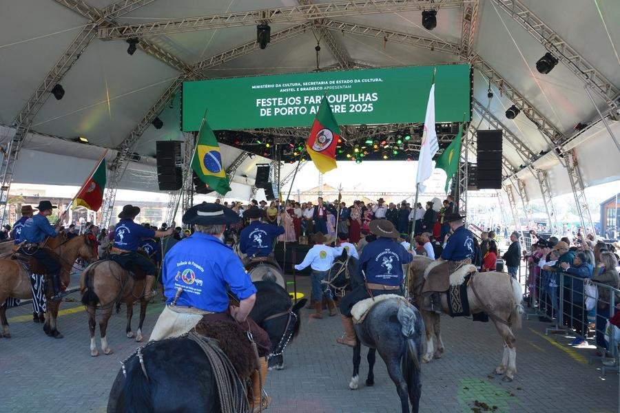 Acendimento da Chama Crioula no Acampamento Farroupilha