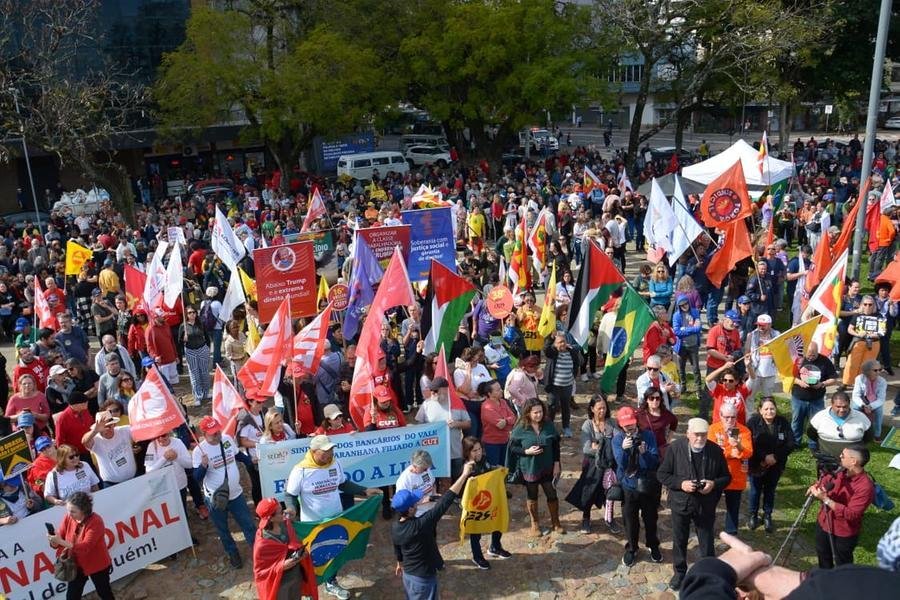 Faixas contra a anistia para envolvidos na trama golpista e ataques de 8 de janeiro marcaram ato