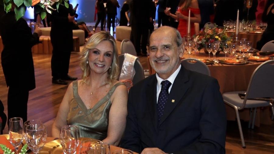Denise Scherer e Ricardo Alves receberam para o jantar de encerramento da agenda social das debutantes do Gr&ecirc;mio N&aacute;utico Uni&atilde;o