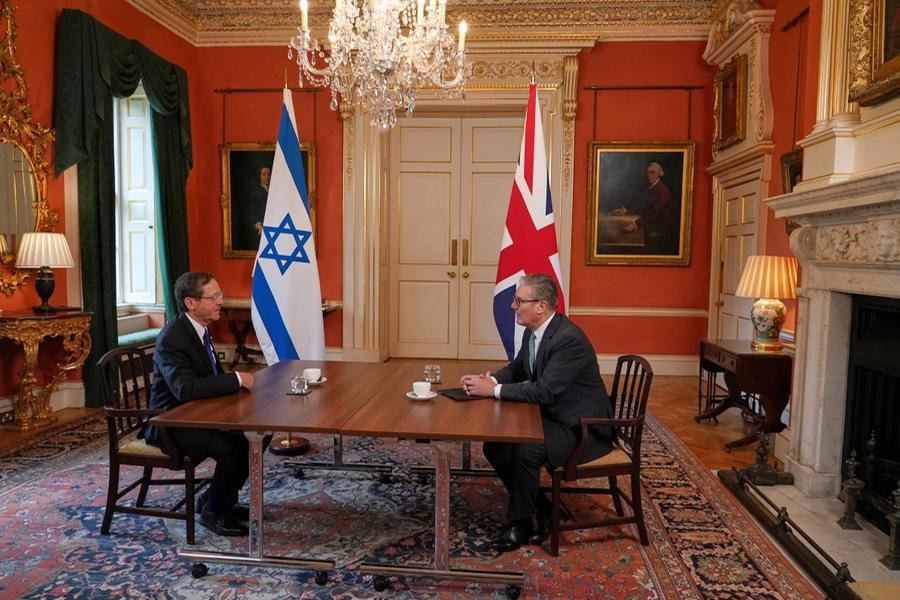 Isaac Herzog, reuniu-se nesta quarta-feira (10) em Londres com o primeiro-ministro brit&acirc;nico, Keir Starmer