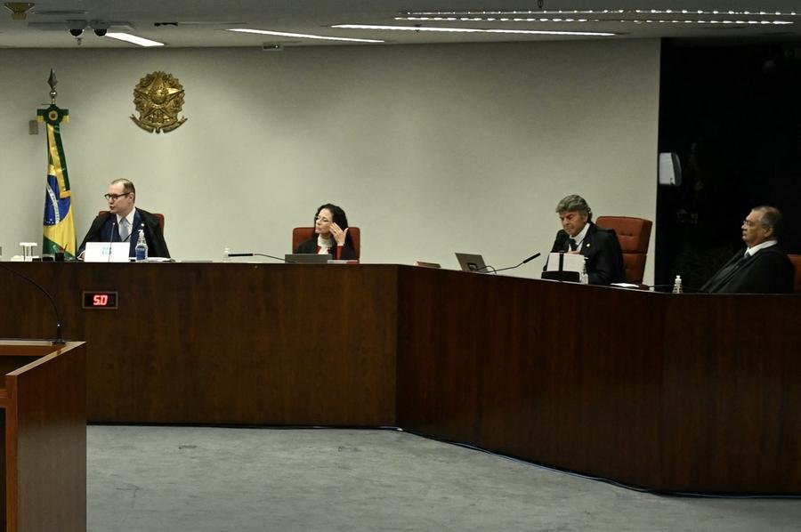 Sess&atilde;o prevista para encerra por volta do meio-dia adentrou a noite desta quarta-feira, 10