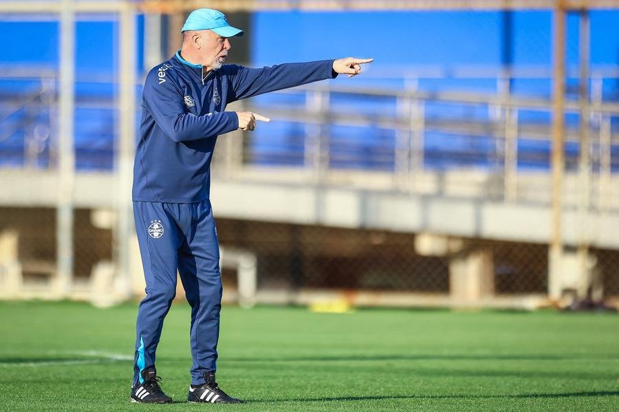 Mano Menezes tem duas d&uacute;vidas na equipe que enfrenta o Mirassol
