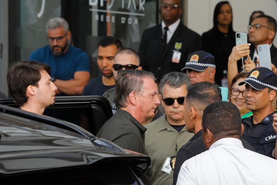 Bolsonaro chegou no hospital DF Star, em Bras&iacute;lia, acompanhado pelos filhos Renan e Carlos