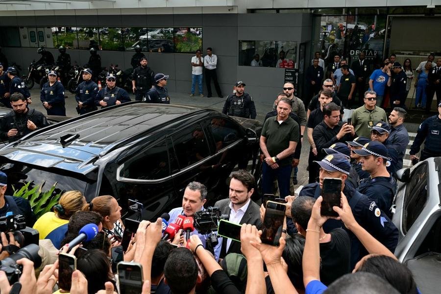 Bolsonaro deixa hospital ap&oacute;s procedimento