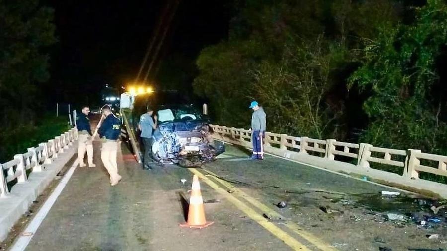 Colis&atilde;o deixou ve&iacute;culos destru&iacute;dos