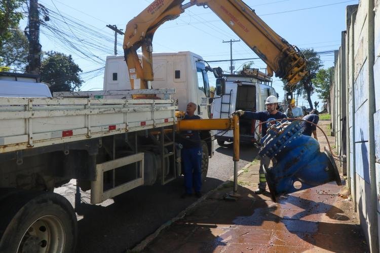 Mudan&ccedil;a foi necess&aacute;ria devido &agrave; possibilidade de chuva, que dificultaria os trabalhos de soldagem