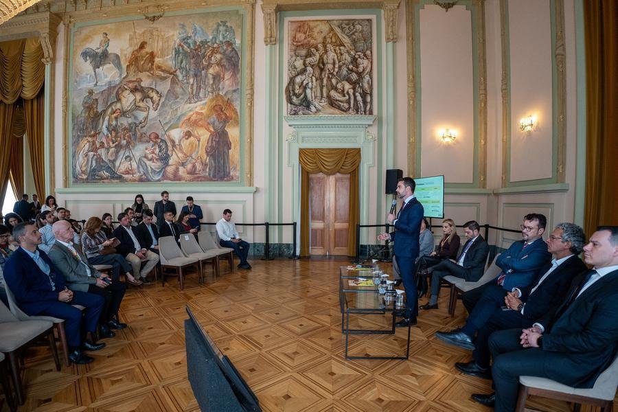 Ap&oacute;s entrega na ALRS, o governador detalhou os dados em coletiva de imprensa