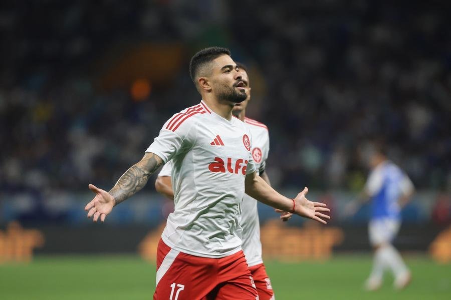 Bruno Tabata pode ganhar uma vaga no time colorado que come&ccedil;a o Gre-Nal
