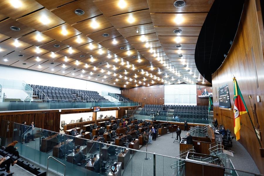 Assembleia se voltar&aacute; aos 11 projetos do Executivo