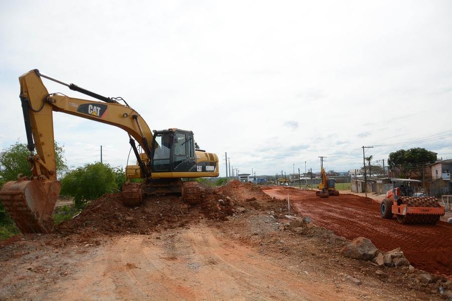 A obra prev&ecirc; a implanta&ccedil;&atilde;o de duas bermas de equil&iacute;brio, com dois metros de altura em rela&ccedil;&atilde;o ao meio-fio