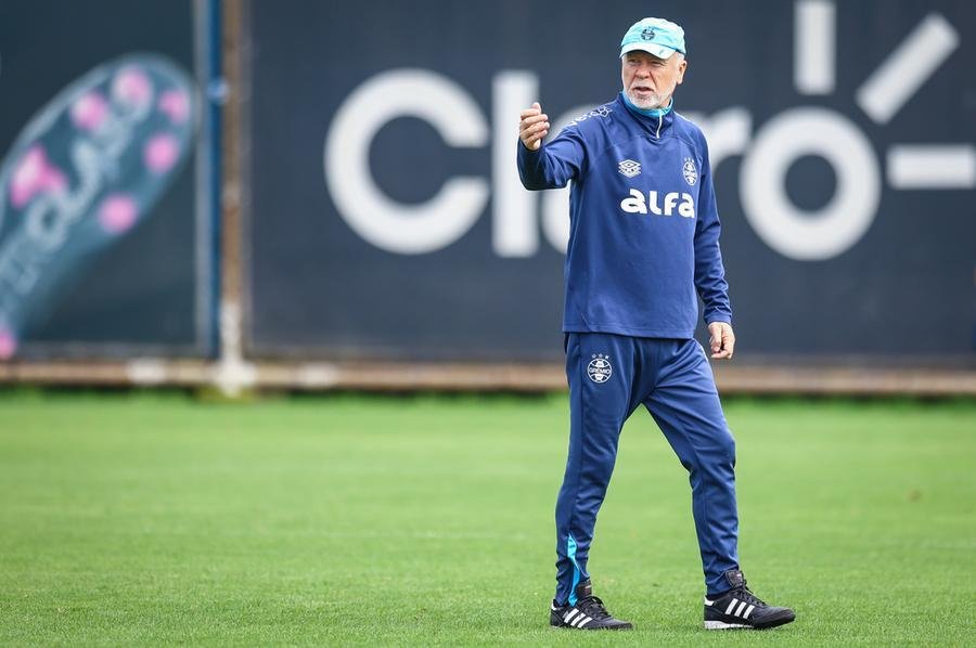 Mano Menezes chega pressionado para o Gre-Nal 448