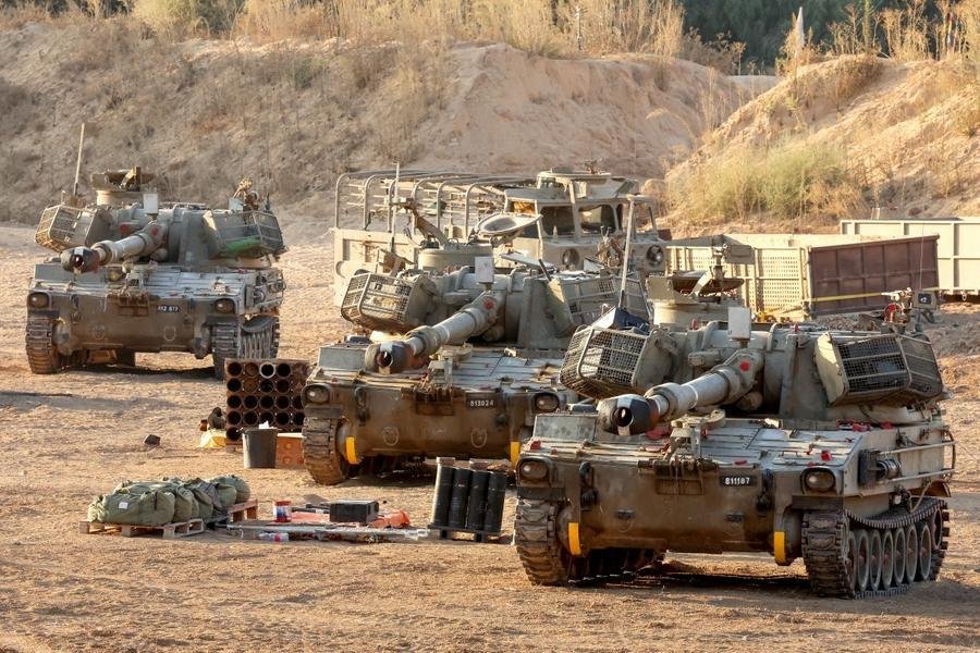 Unidades de artilharia m&oacute;vel israelenses perto da cerca fronteiri&ccedil;a com a Cidade de Gaza