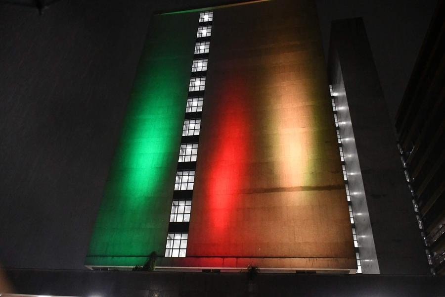 Ilumina&ccedil;&atilde;o em verde, vermelho e amarelo &eacute; uma homenagem do Poder Judici&aacute;rio ao 20 de Setembro