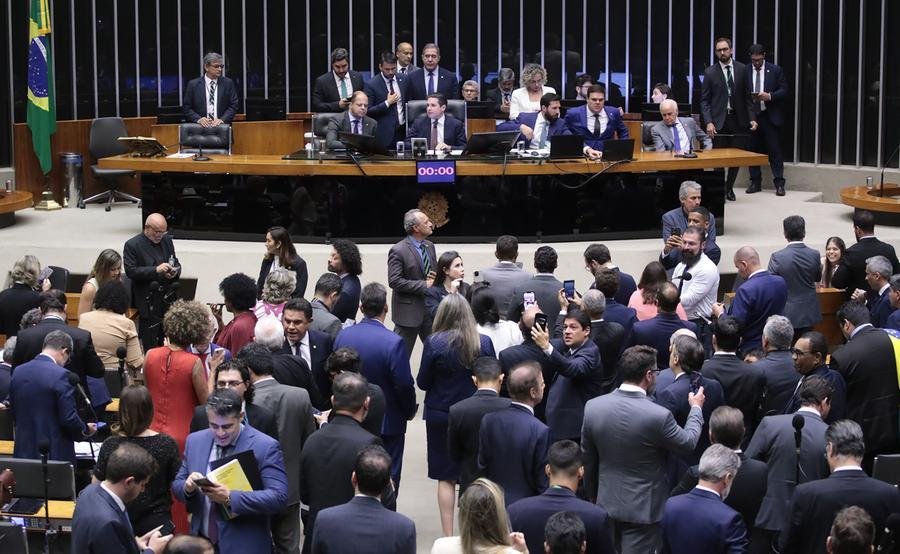 Parlamento teve noite de acirramento dos &acirc;nimos