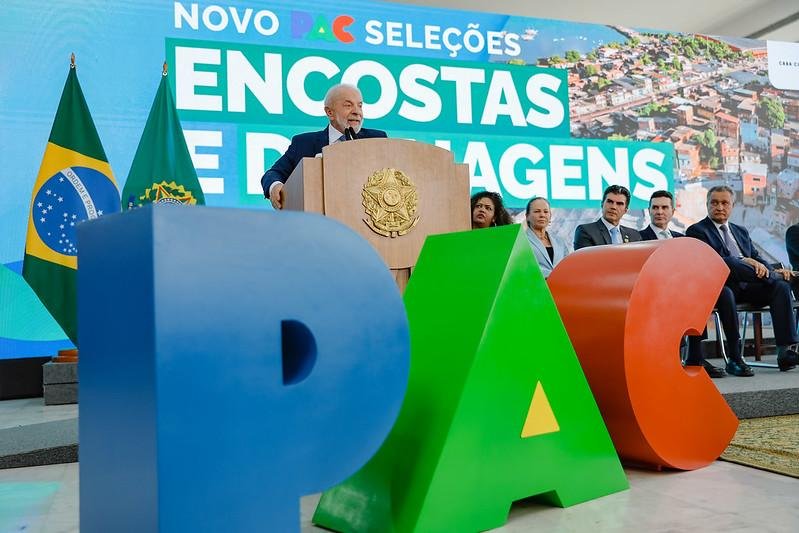 Lula destacou que o governo est&aacute; ao lado de todas as comunidades de morros e encostas do pa&iacute;s