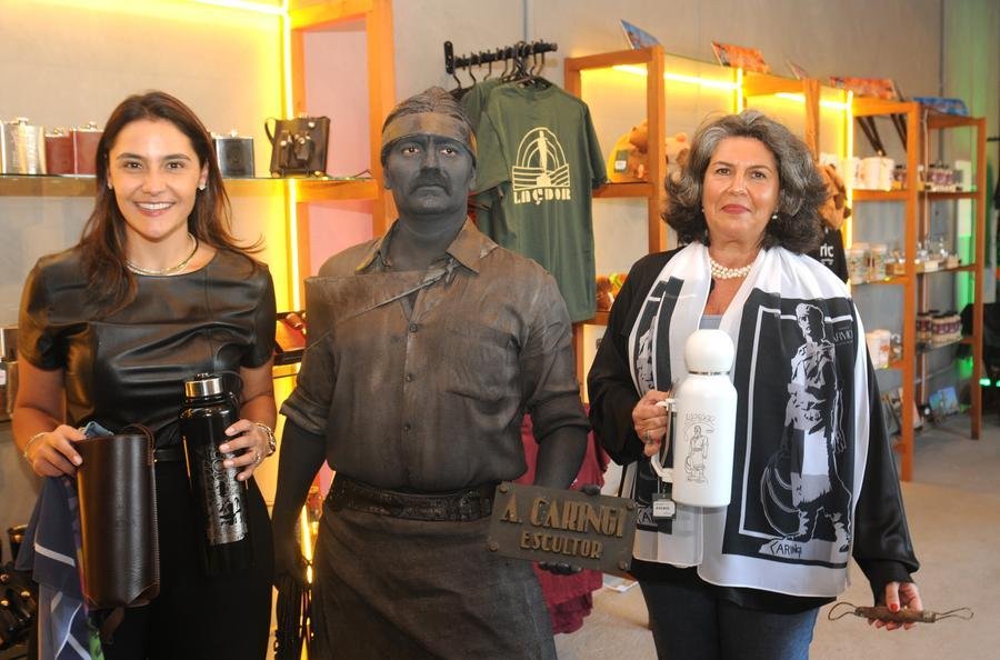 Lan&ccedil;amento contou com a participa&ccedil;&atilde;o da neta do escultor, Antonella Caringi (dir.), da diretora da Gam3 Parks, Carla Deboni (esq.), e do artista Pablo Esp&iacute;ndola (centro)