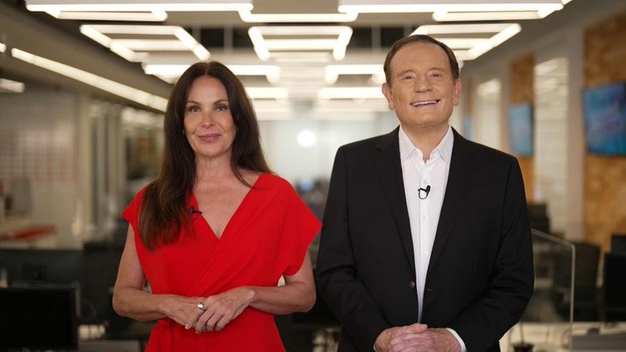 O "Domingo Espetacular", apresentado por Roberto Cabrini e Carolina Ferraz, vai ao ar excepcionalmente &agrave;s 18h, logo ap&oacute;s o "Acerte ou Caia!"