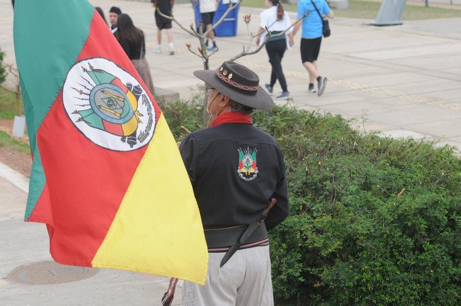 Mais de mil espectadores que tomaram as arquibancadas montadas no Trecho 3 da Orla do Gua&iacute;ba