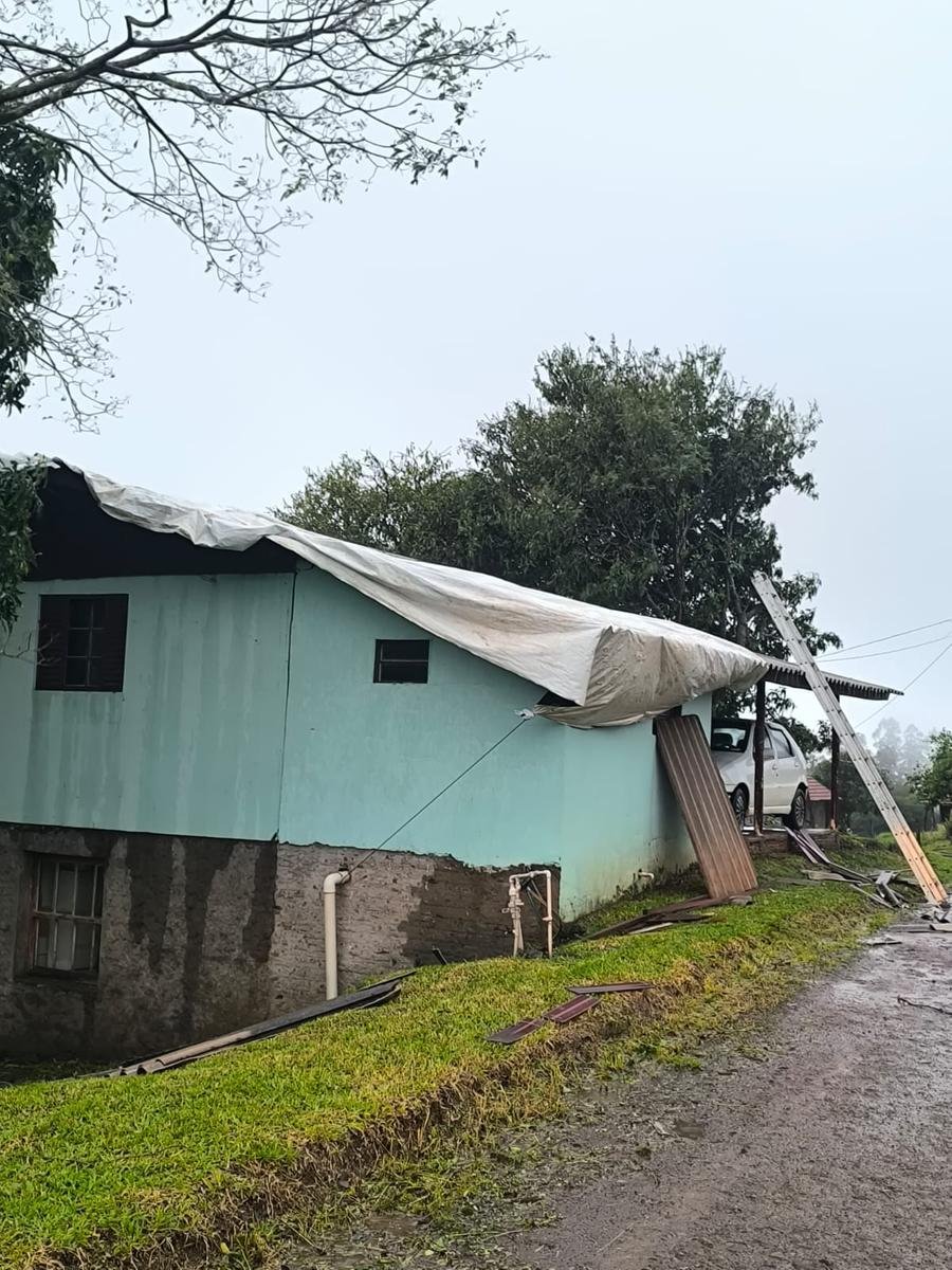 Uma resid&ecirc;ncia foi totalmente destelhada em S&atilde;o Miguel do Oeste, em Santa Catarina