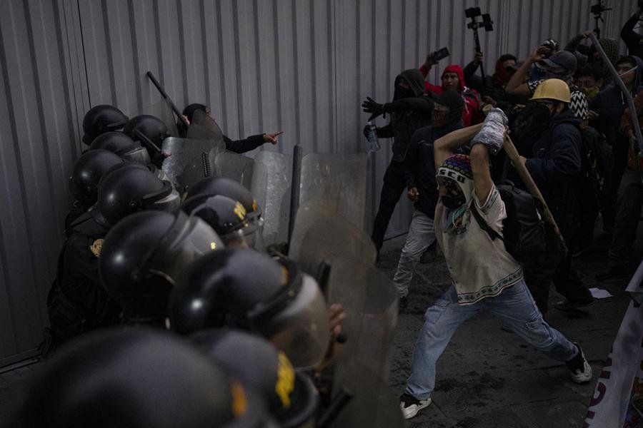Manifestantes entraram em confronto com a Pol&iacute;cia